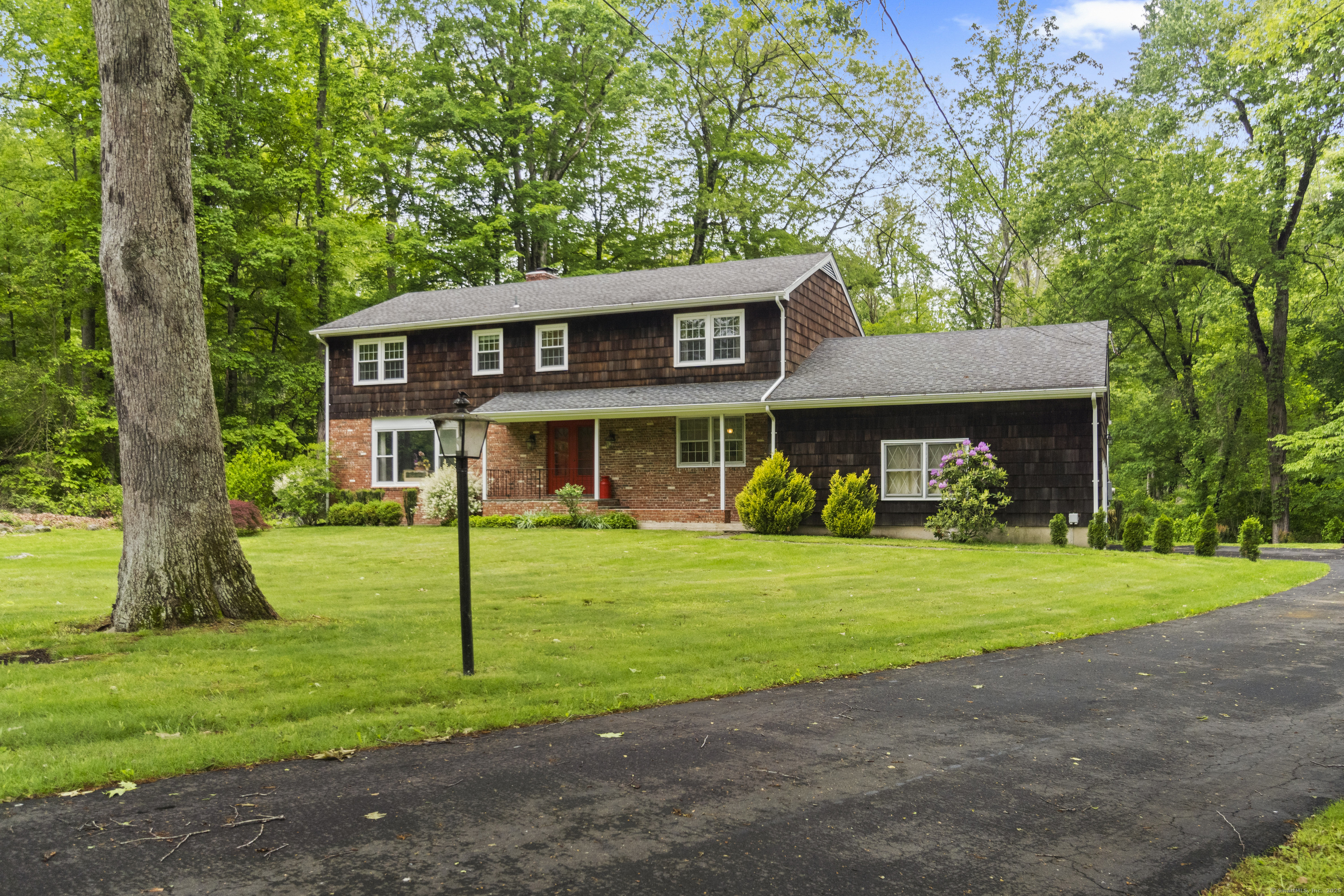 Wildwood Lane, Weston, Connecticut - 4 Bedrooms  
3 Bathrooms  
9 Rooms - 