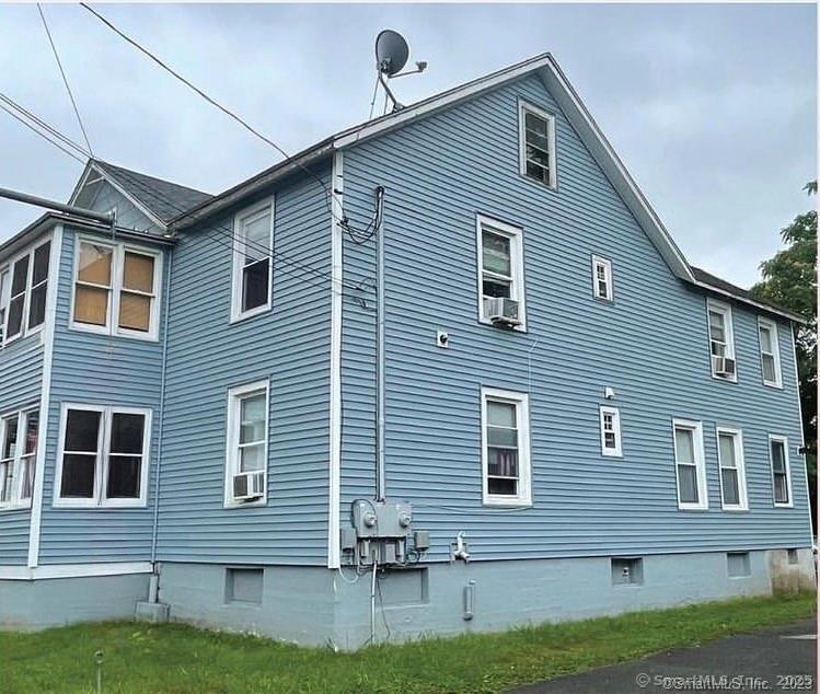 Pine Street, Meriden, Connecticut - 4 Bedrooms  
2 Bathrooms  
10 Rooms - 