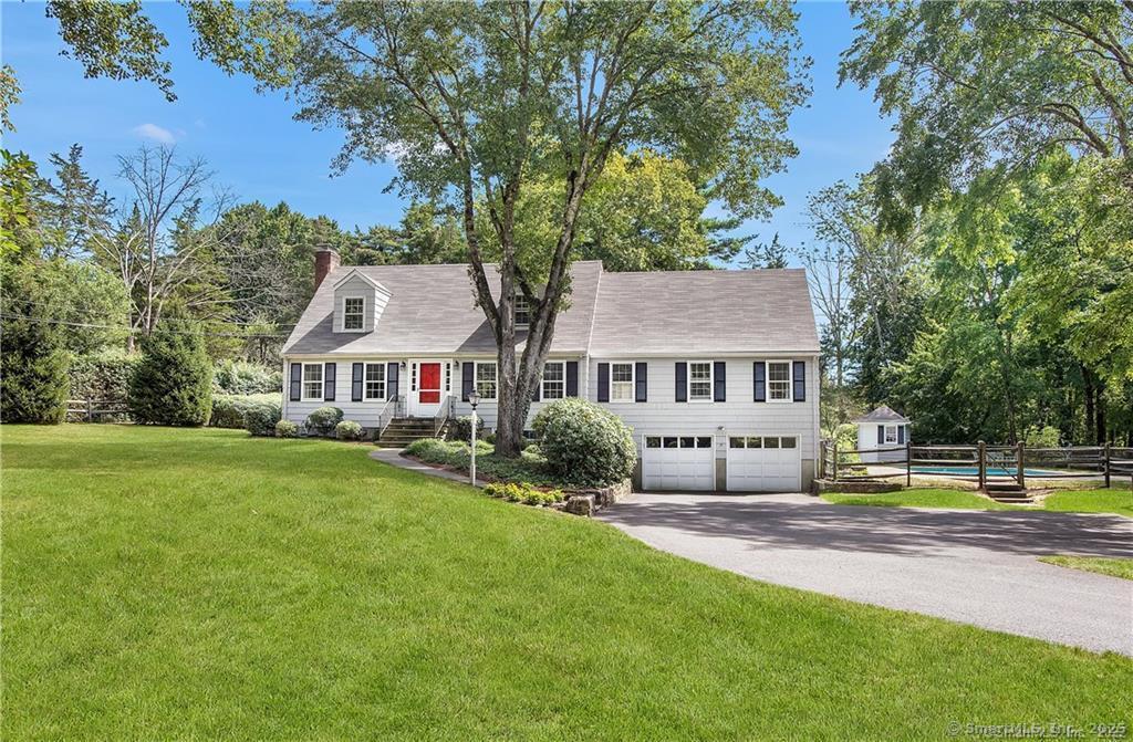 Apple Tree Lane, New Canaan, Connecticut - 5 Bedrooms  
3 Bathrooms  
10 Rooms - 