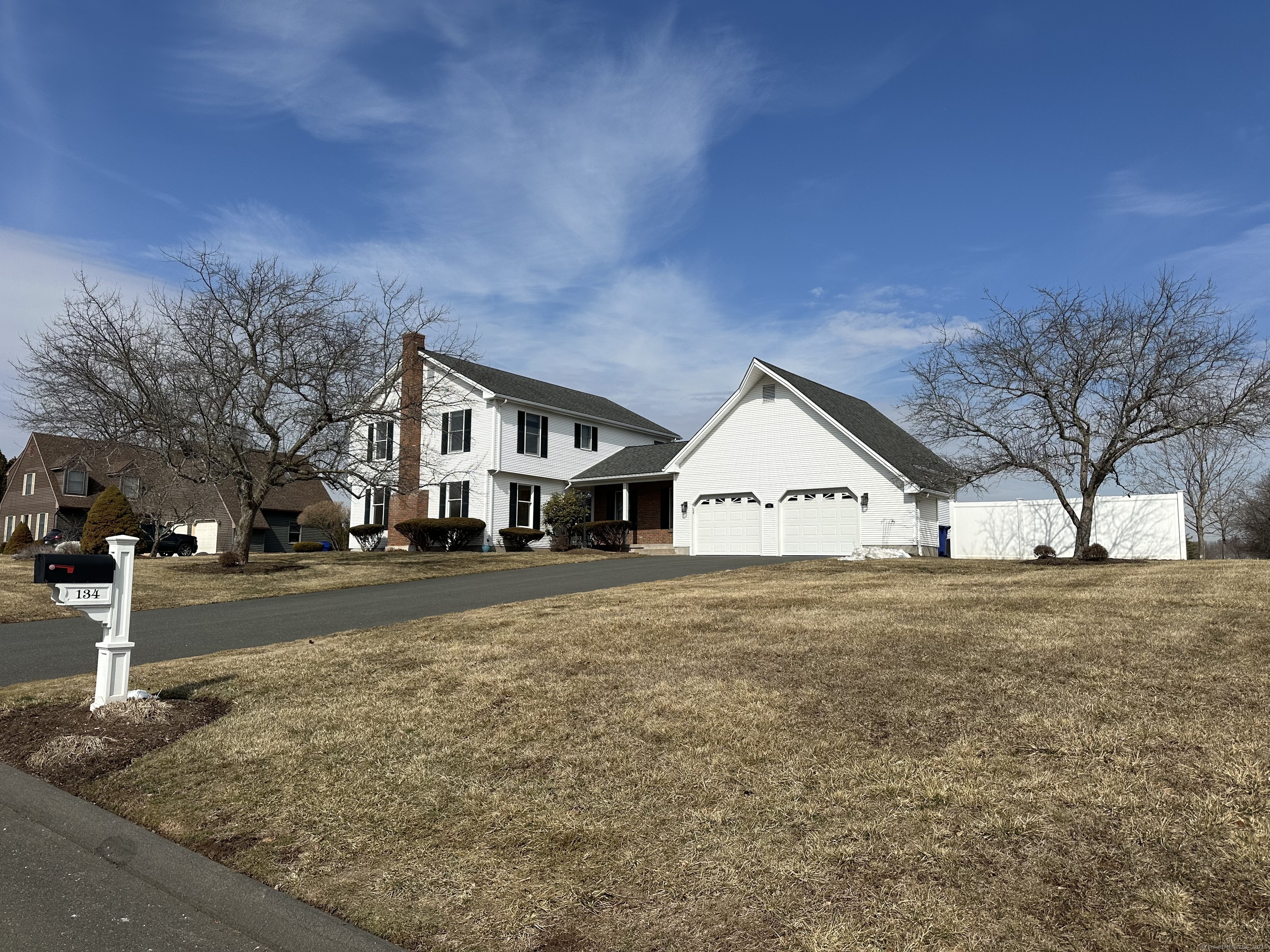 Wren Drive, Suffield, Connecticut - 4 Bedrooms  
3 Bathrooms  
8 Rooms - 