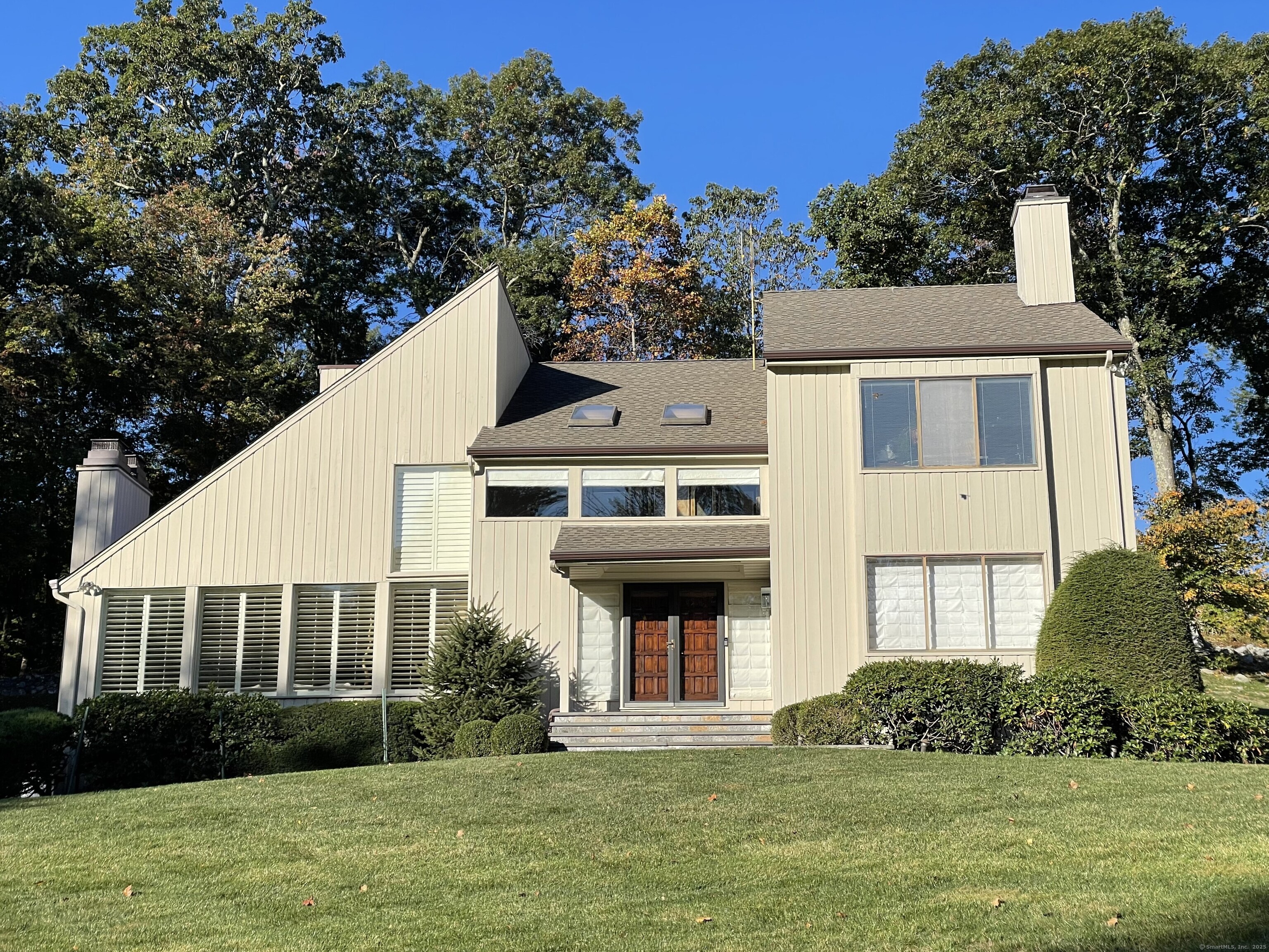 Ridge Brook Lane, Stamford, Connecticut - 4 Bedrooms  
3 Bathrooms  
9 Rooms - 