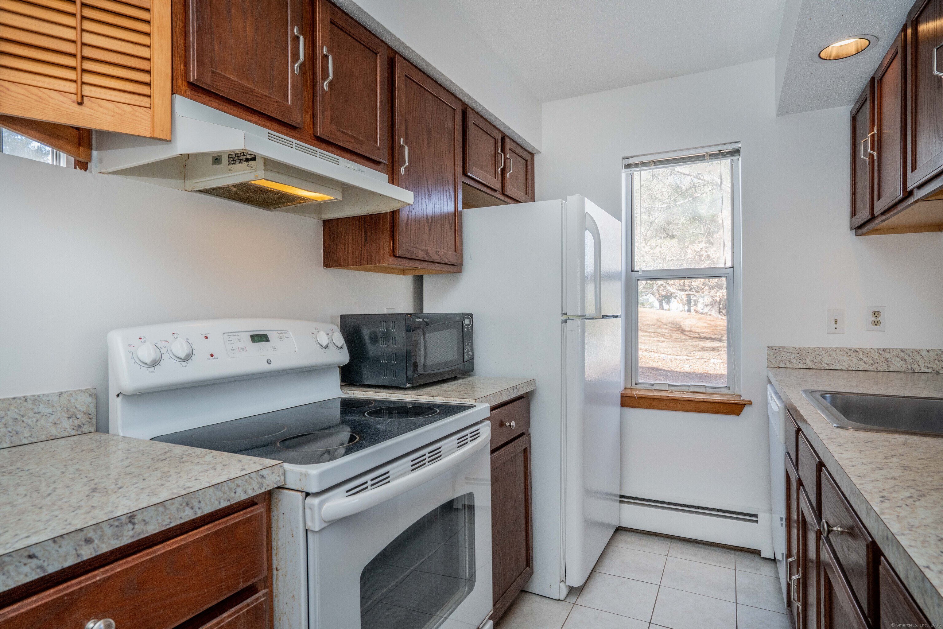 Vernon, Connecticut 06066, United States, 2 Bedrooms Bedrooms, ,2 BathroomsBathrooms,Residential,Pending,80200