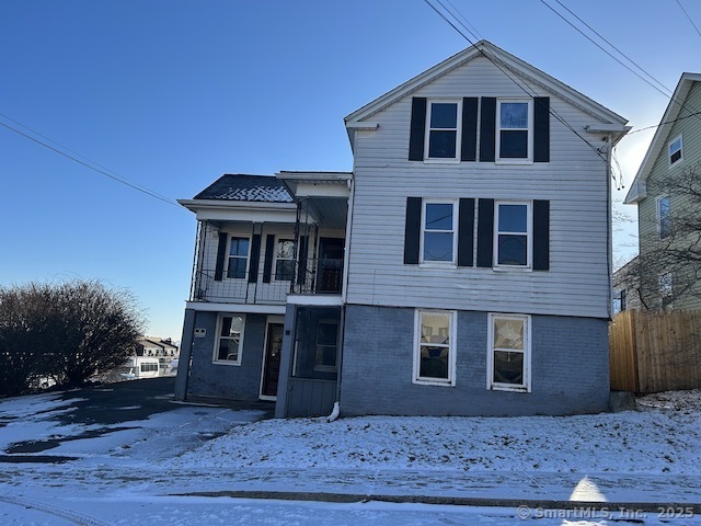 Oak Street, Windsor Locks, Connecticut - 4 Bedrooms  
3 Bathrooms  
9 Rooms - 