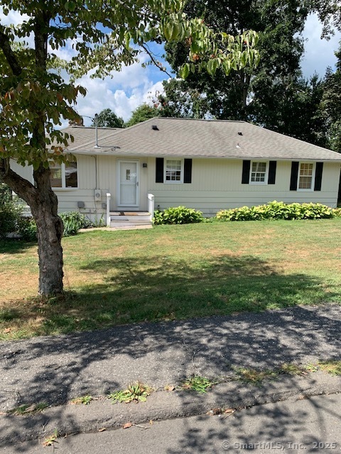 Skyline Drive, Brookfield, Connecticut - 2 Bedrooms  
2 Bathrooms  
6 Rooms - 