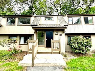 Mallard Drive 41, Farmington, Connecticut - 2 Bedrooms  
2 Bathrooms  
5 Rooms - 