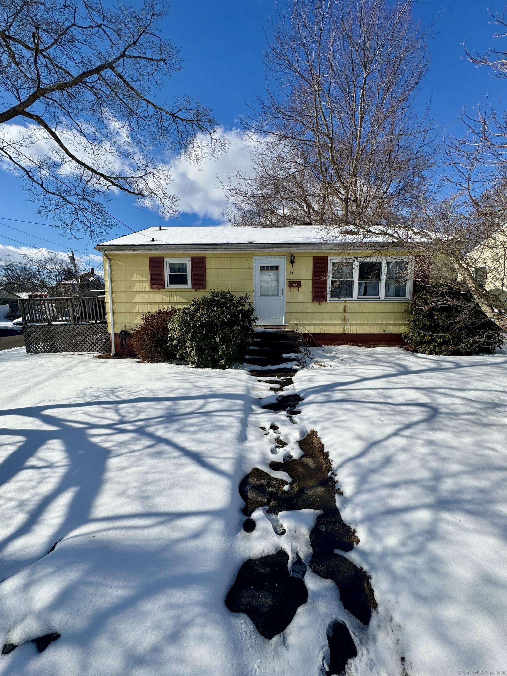 Chester Street, Milford, Connecticut - 3 Bedrooms  
1 Bathrooms  
5 Rooms - 