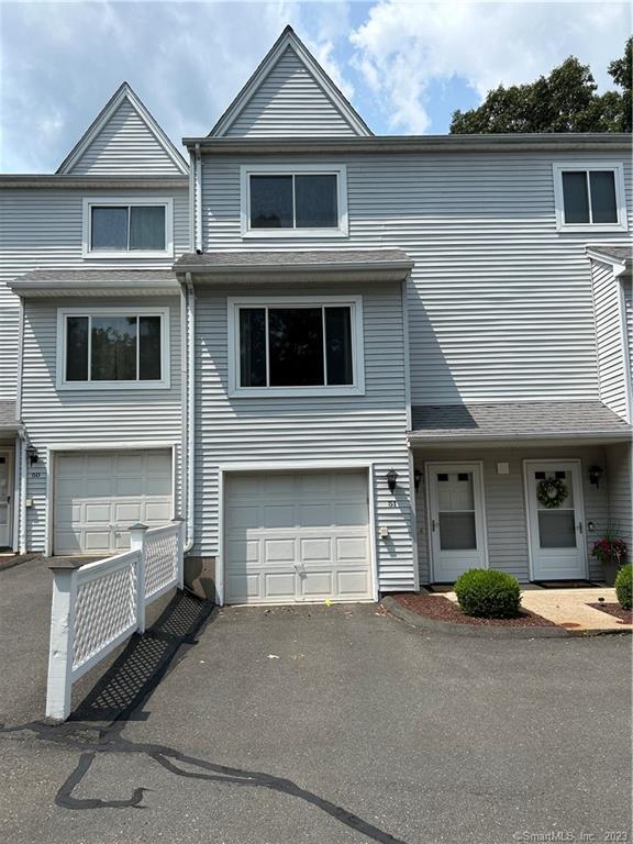 69 Northwest Drive 51, Plainville, Connecticut - 2 Bedrooms  
2 Bathrooms  
4 Rooms - 