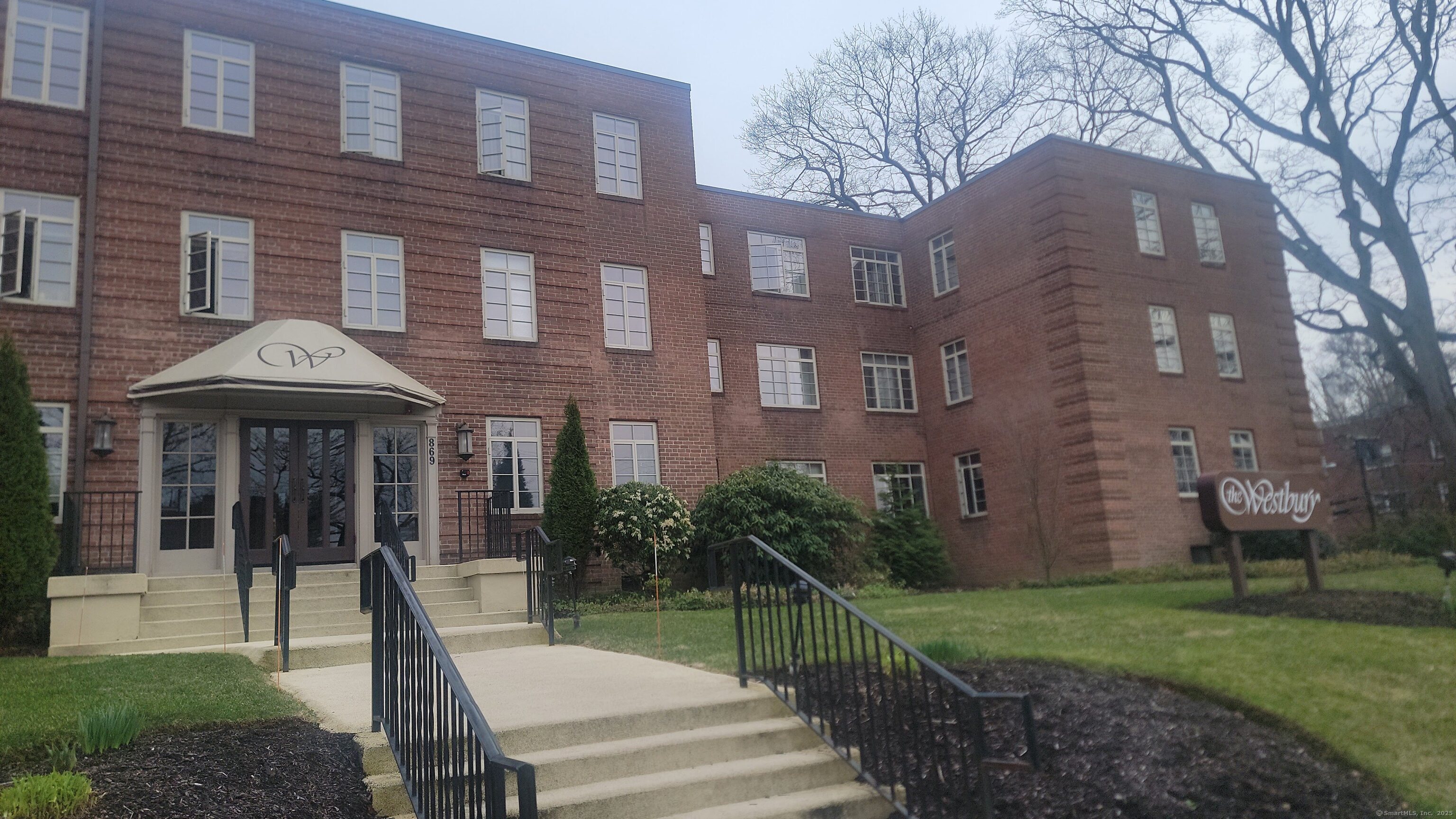 Farmington Avenue Apt 102, West Hartford, Connecticut - 2 Bedrooms  
1 Bathrooms  
5 Rooms - 