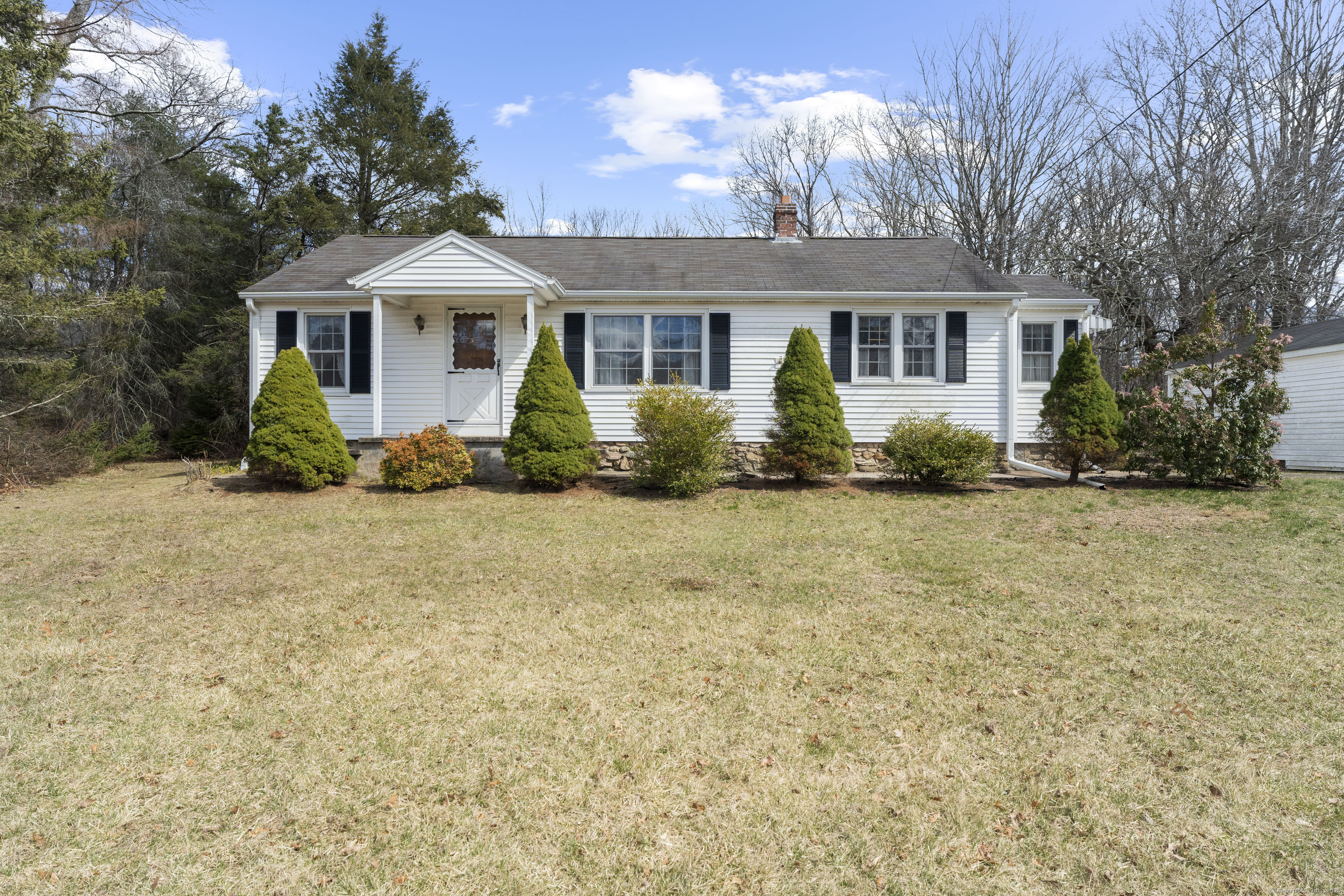 Noank Ledyard Road, Groton, Connecticut - 2 Bedrooms  
2 Bathrooms  
6 Rooms - 