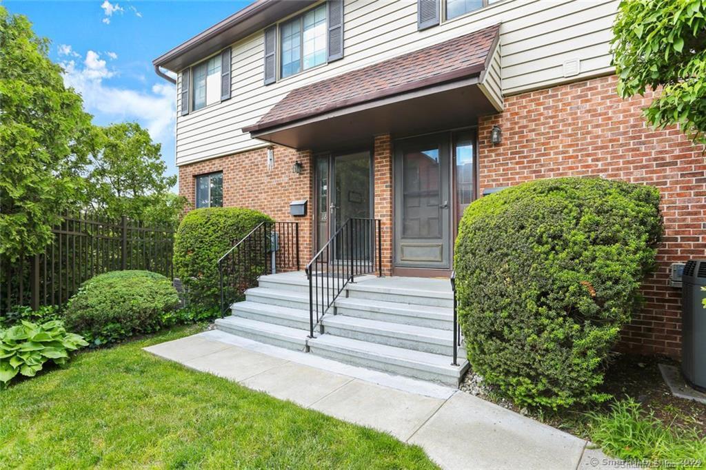 Rental Property at Soundview Avenue 17, Stamford, Connecticut - Bedrooms: 2 
Bathrooms: 3 
Rooms: 4  - $3,800 MO.
