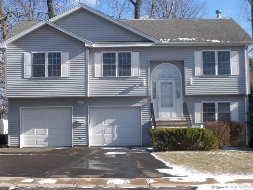 Dallas Avenue, Bristol, Connecticut - 2 Bedrooms  
2 Bathrooms  
5 Rooms - 