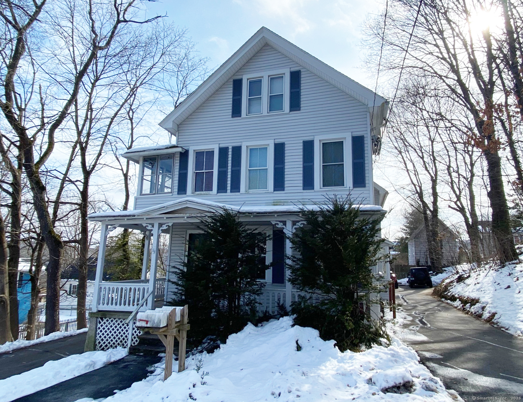 Millville Avenue, Naugatuck, Connecticut - 6 Bedrooms  
4 Bathrooms  
14 Rooms - 