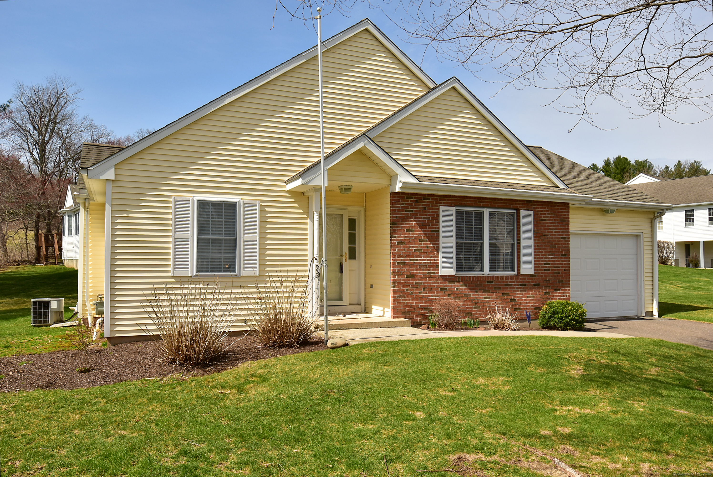 Oakview Place 29, Vernon, Connecticut - 2 Bedrooms  
2 Bathrooms  
5 Rooms - 