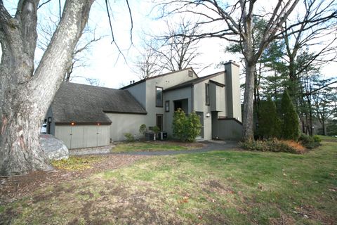 Photo of 7 Twin Oak Court #7, Avon, CT 06001 (MLS # 24142623)