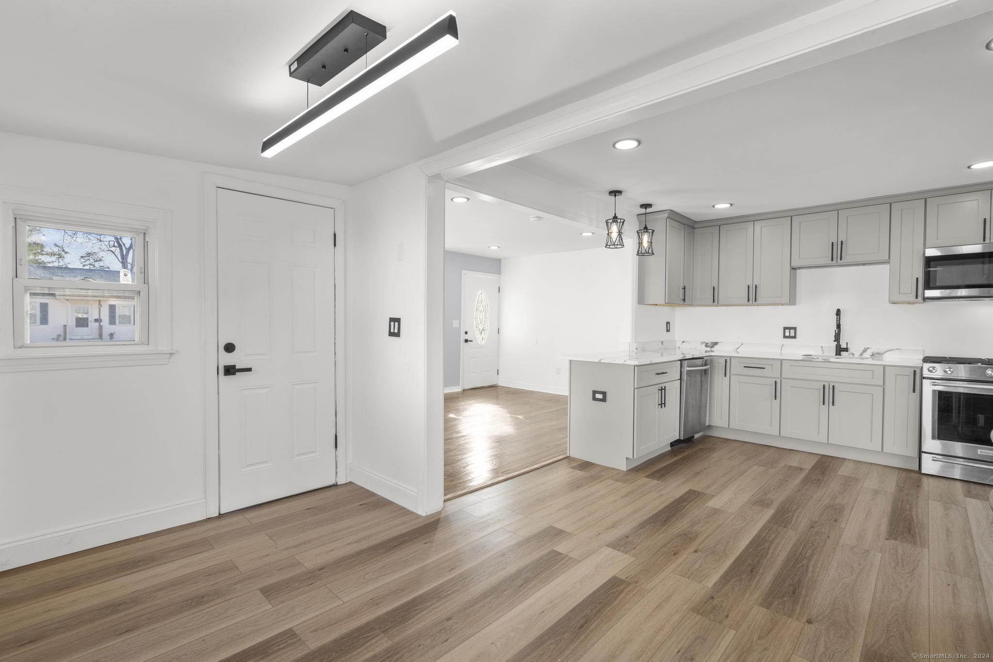 East Hartford, Connecticut 06118, United States, 5 Bedrooms Bedrooms, ,2 BathroomsBathrooms,Residential,Pending,29591