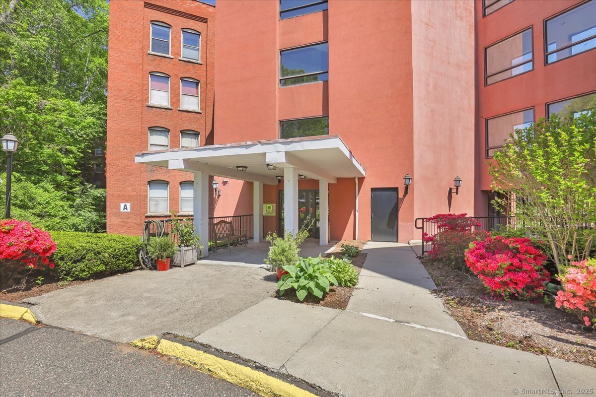 Williams Street Apt 312, Glastonbury, Connecticut - 2 Bedrooms  
2 Bathrooms  
4 Rooms - 