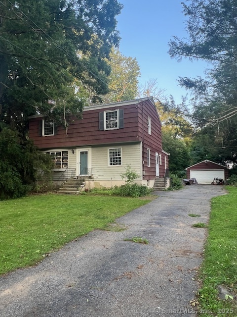 North Street, Trumbull, Connecticut - 4 Bedrooms  
2 Bathrooms  
8 Rooms - 