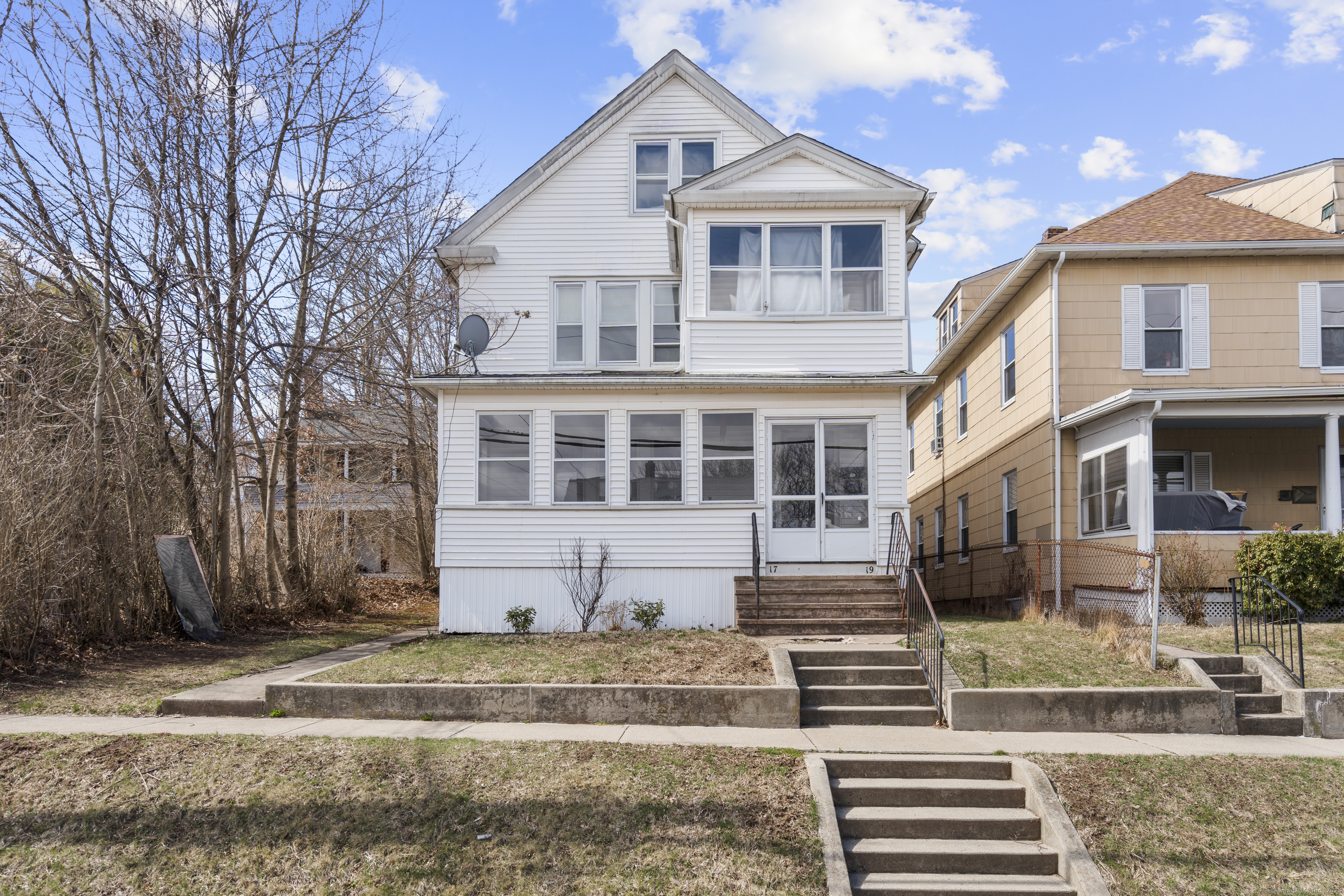 Johnson Street, Middletown, Connecticut - 6 Bedrooms  
2 Bathrooms  
10 Rooms - 