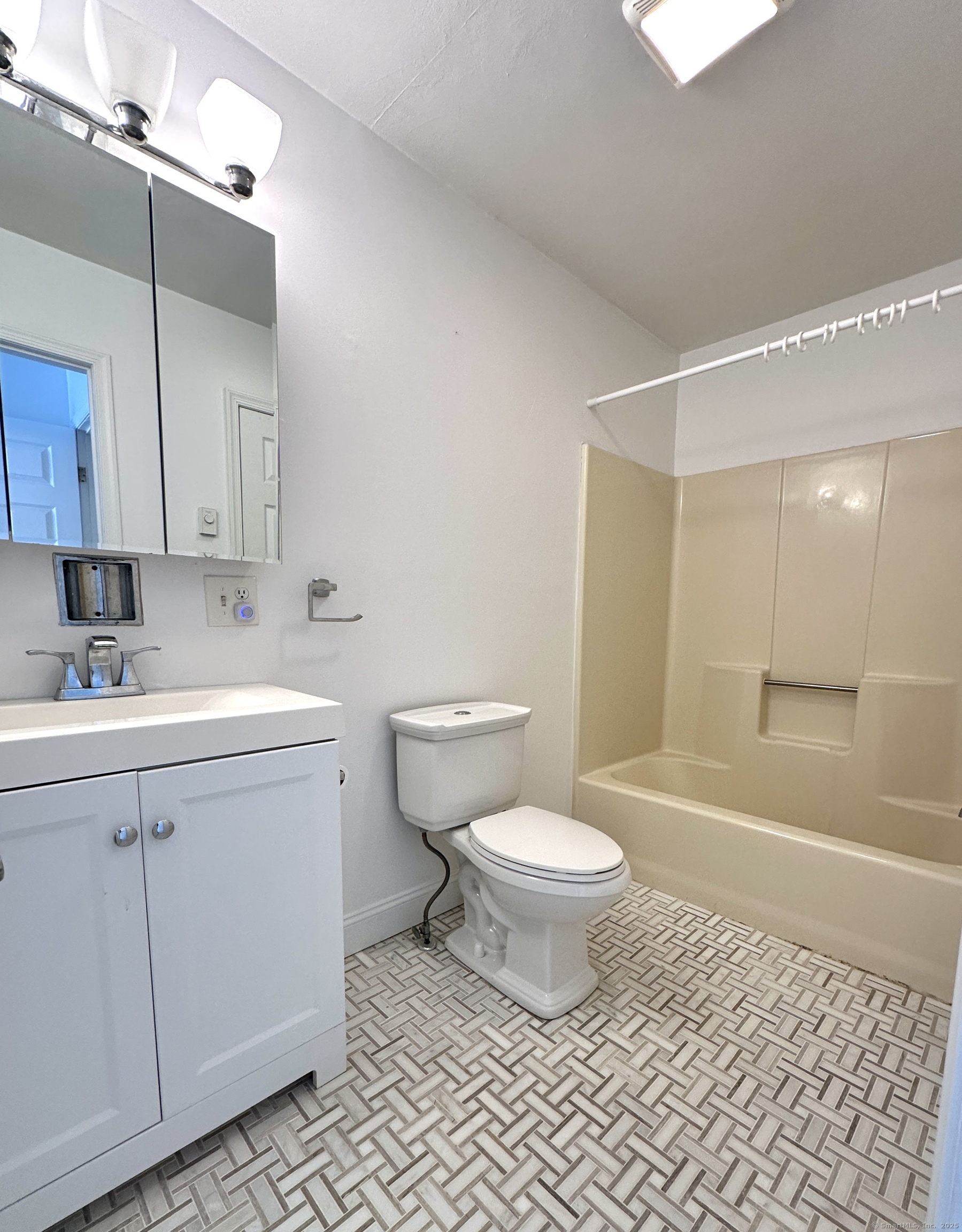 Colchester, Connecticut 06415, United States, 2 Bedrooms Bedrooms, ,2 BathroomsBathrooms,Residential,Pending,461