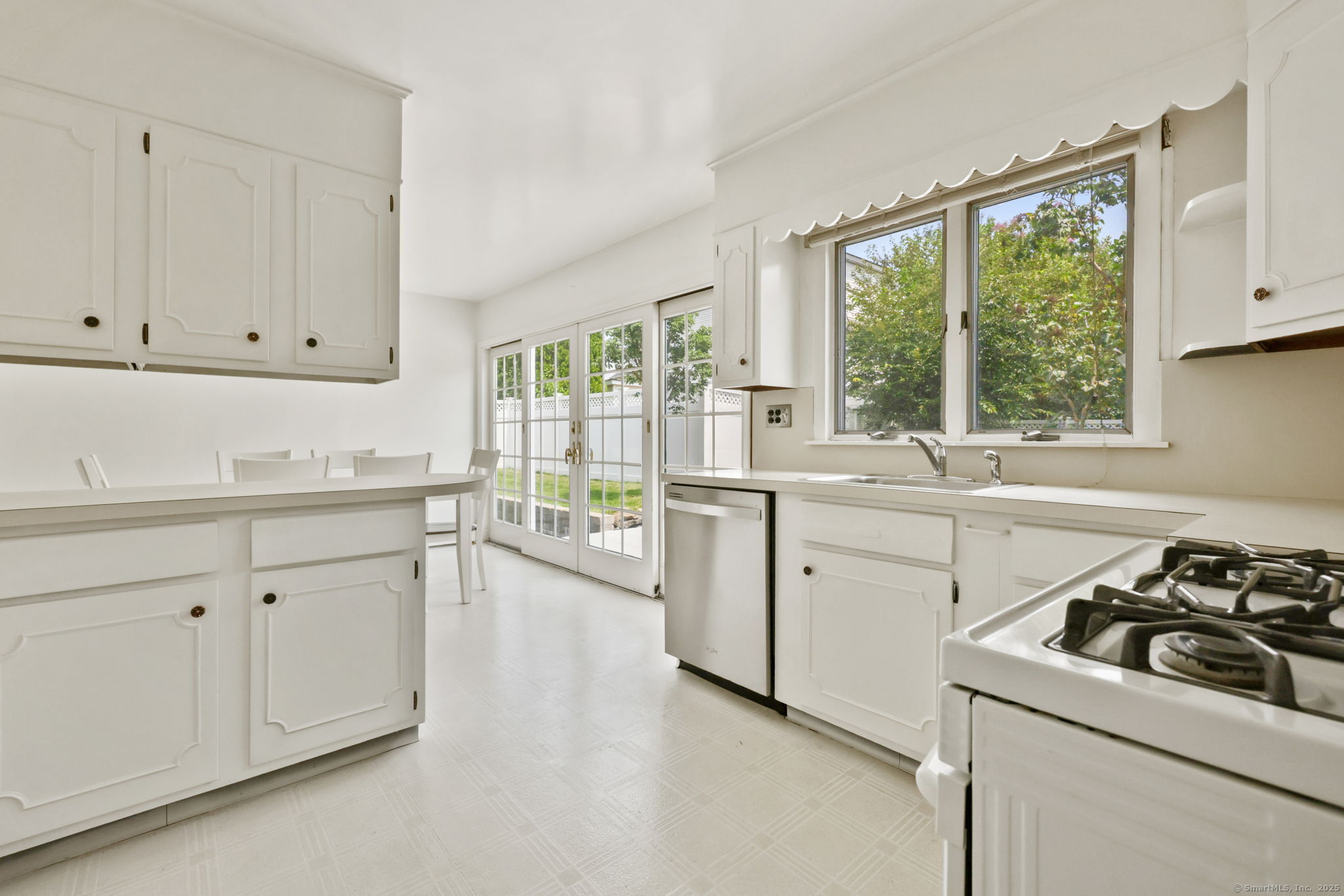 Greenwich, Connecticut 06831, United States, 4 Bedrooms Bedrooms, ,3 BathroomsBathrooms,Residential,Active,175837