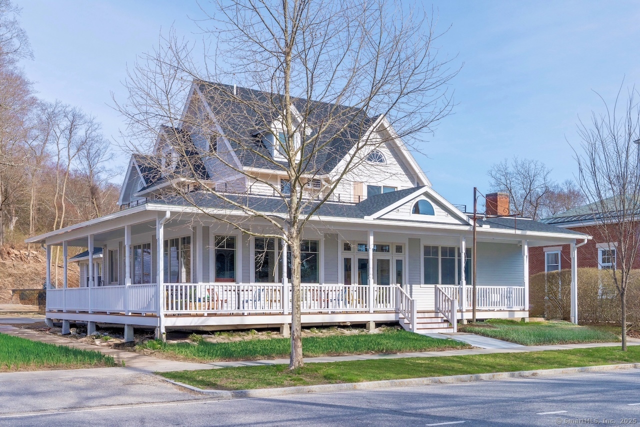 Main Street, Salisbury, Connecticut - 3 Bedrooms  
3 Bathrooms  
7 Rooms - 