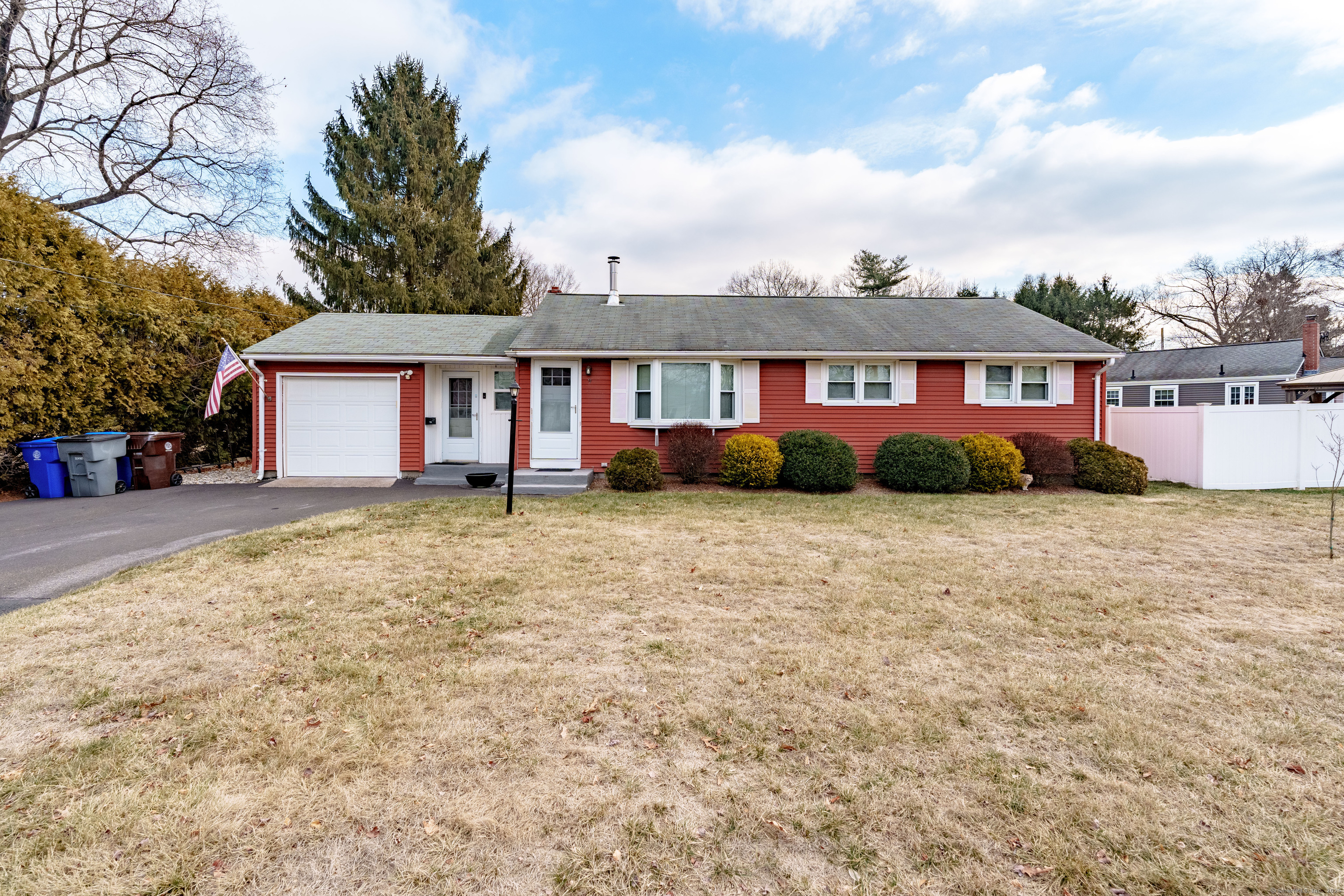 Arrow Street, Enfield, Connecticut - 3 Bedrooms  
1 Bathrooms  
7 Rooms - 