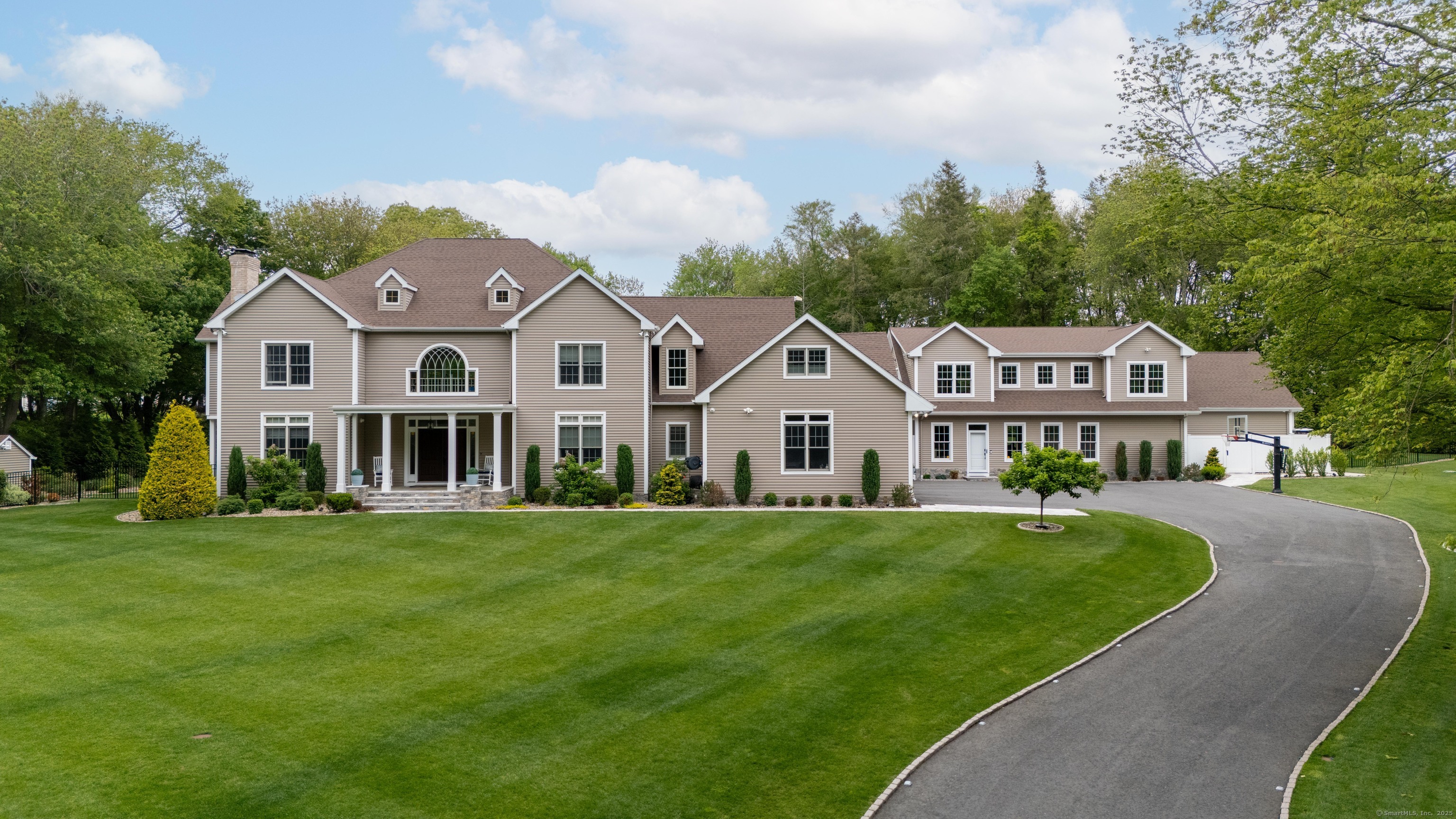 Shore Road, Waterford, Connecticut - 4 Bedrooms  
6 Bathrooms  
19 Rooms - 