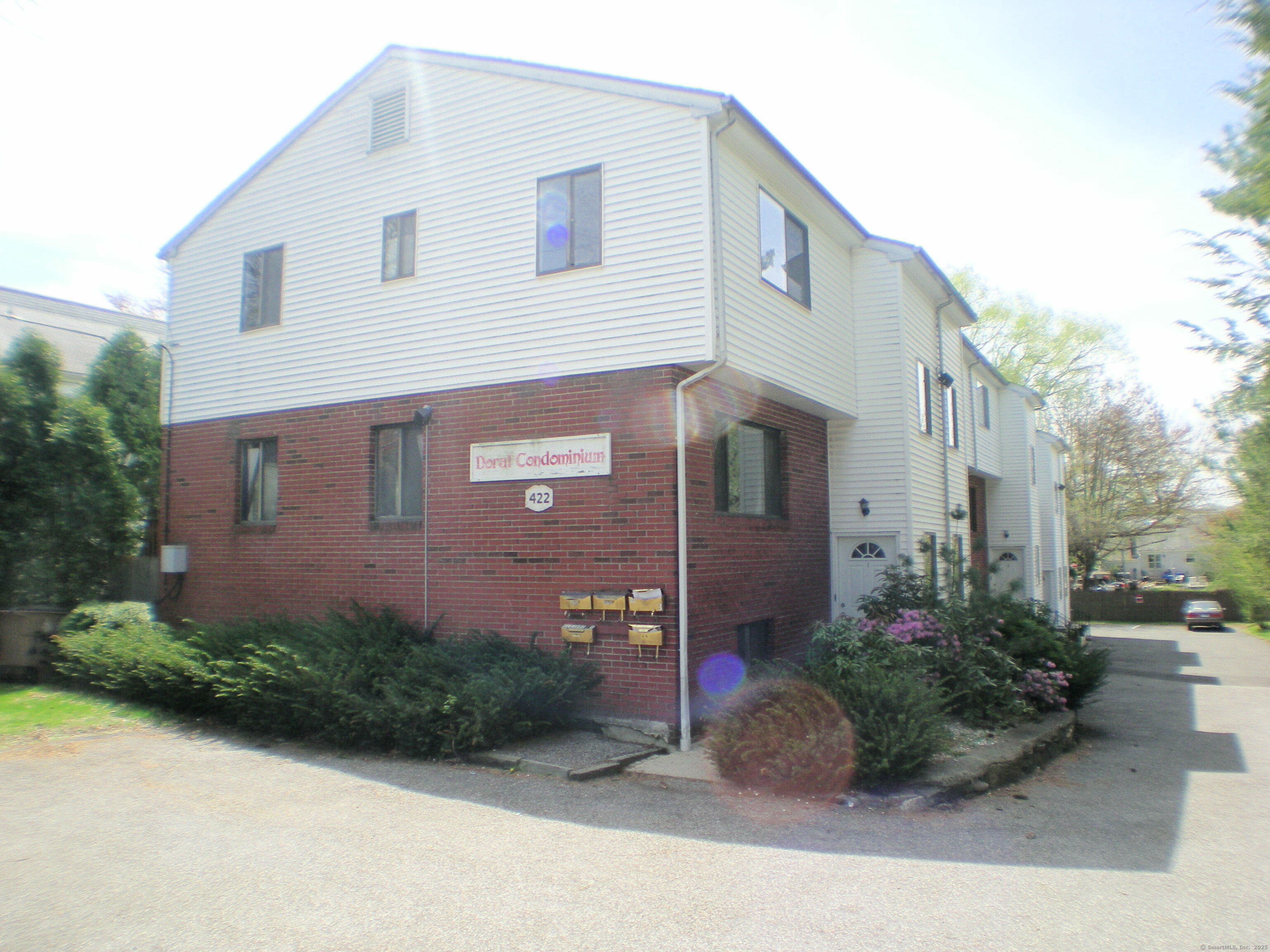 Courtland Avenue Apt 3, Stamford, Connecticut - 2 Bedrooms  
3 Bathrooms  
5 Rooms - 