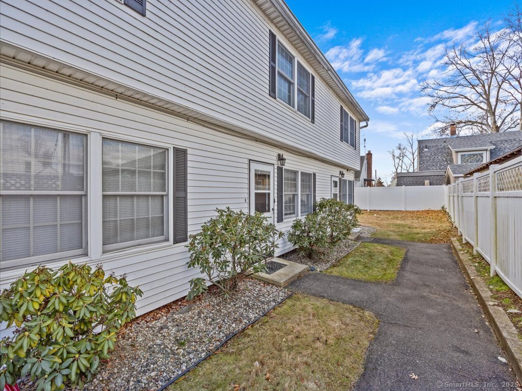 498 Naugatuck Avenue Apt H, Milford, Connecticut - 2 Bedrooms  
2 Bathrooms  
4 Rooms - 