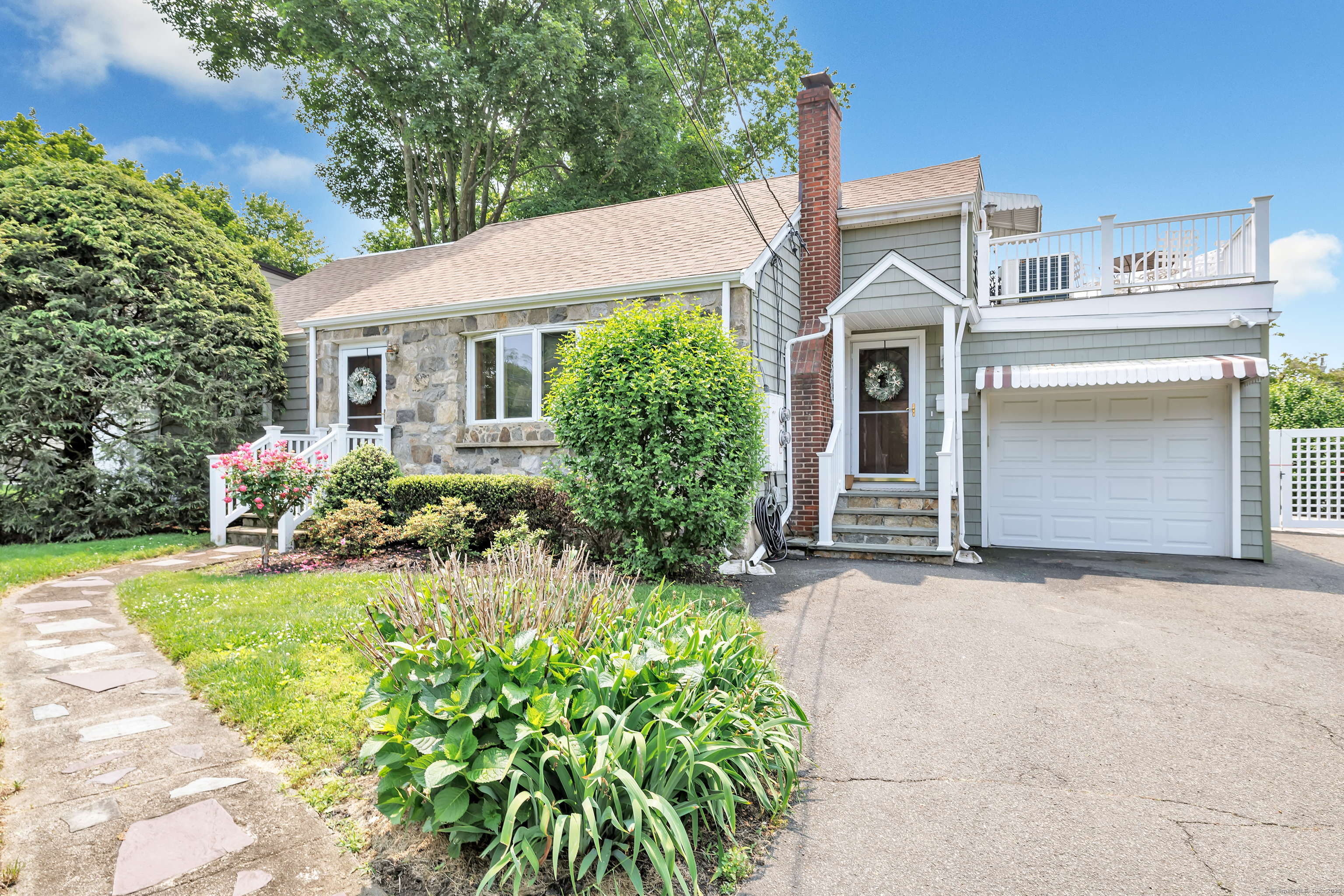 Property for Sale at Senga Road, Norwalk, Connecticut - Bedrooms: 3 
Bathrooms: 2 
Rooms: 11  - $735,000