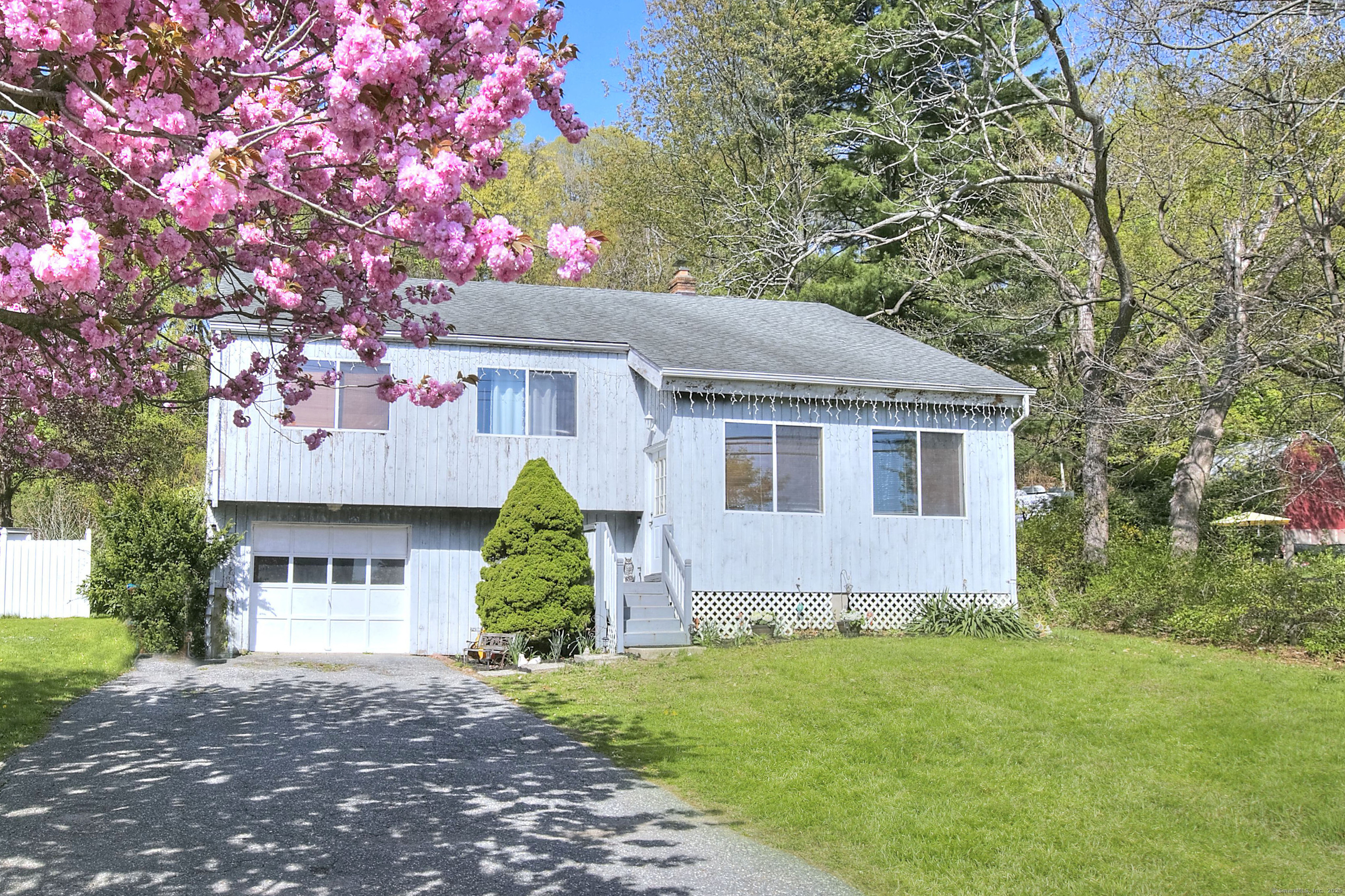 River Road, Shelton, Connecticut - 3 Bedrooms  
2 Bathrooms  
7 Rooms - 