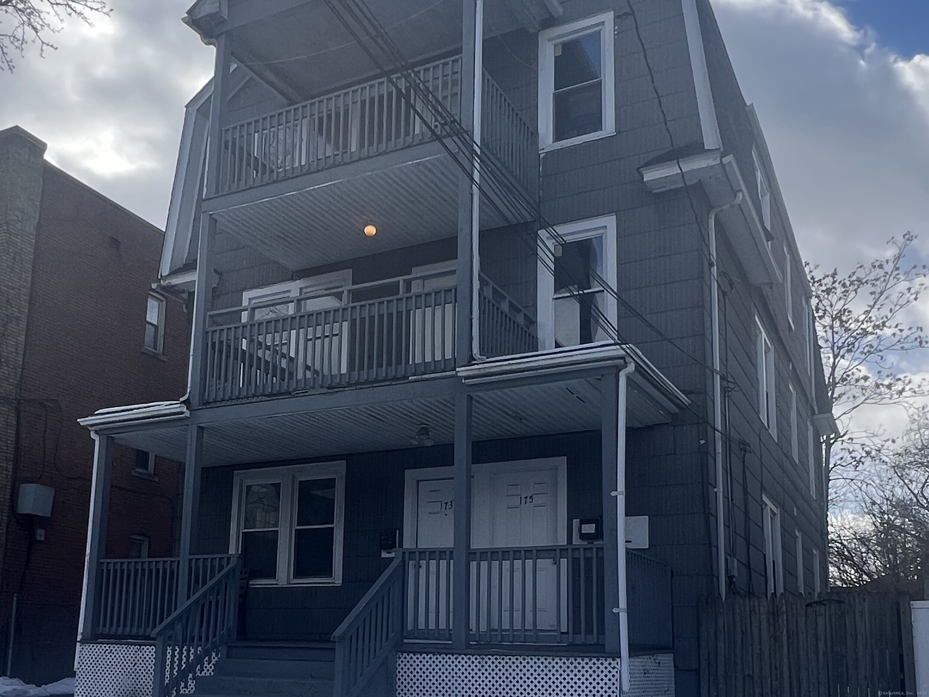 Westland Street, Hartford, Connecticut - 3 Bedrooms  
1 Bathrooms  
5 Rooms - 