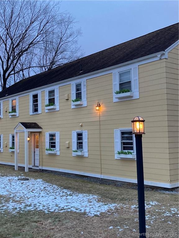 Albany Turnpike A1, Canton, Connecticut - 2 Bedrooms  
1 Bathrooms  
5 Rooms - 