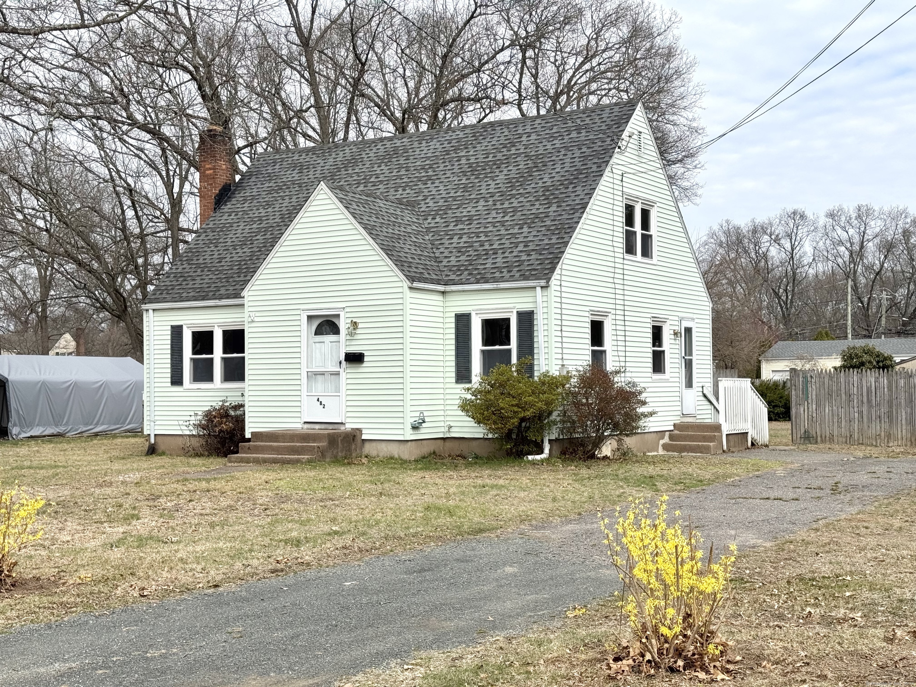 Rental Property at Ash Drive, Windsor Locks, Connecticut - Bedrooms: 3 
Bathrooms: 1 
Rooms: 6  - $2,200 MO.