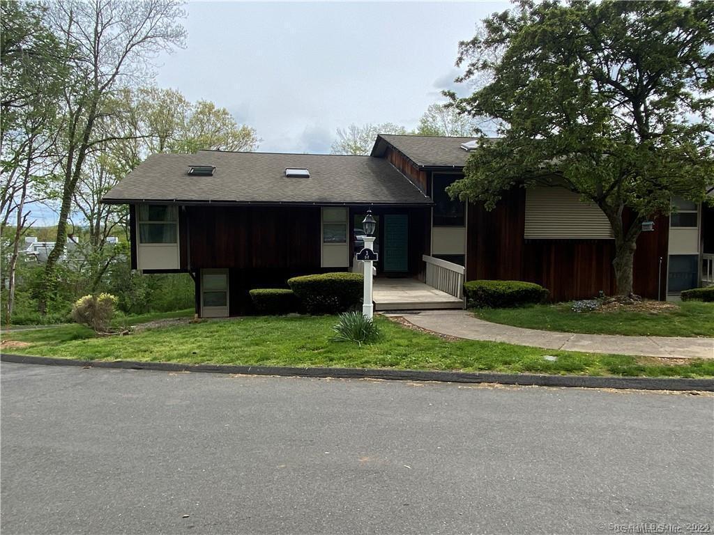 Rental Property at 3 Country Squire Drive 3E, Cromwell, Connecticut - Bedrooms: 2 
Bathrooms: 1 
Rooms: 5  - $1,750 MO.