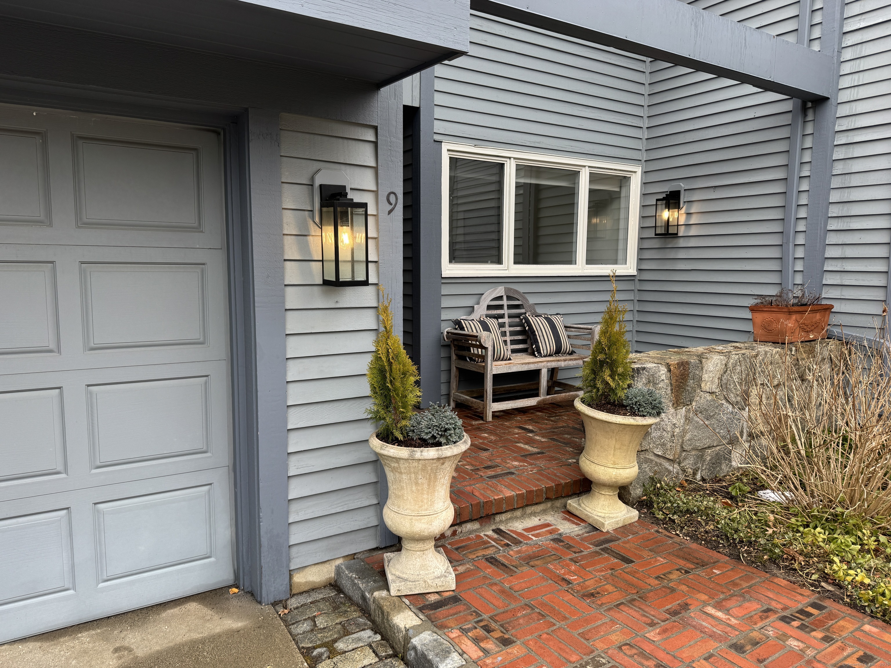 Island Drive 9, Norwalk, Connecticut - 2 Bedrooms  
3 Bathrooms  
5 Rooms - 