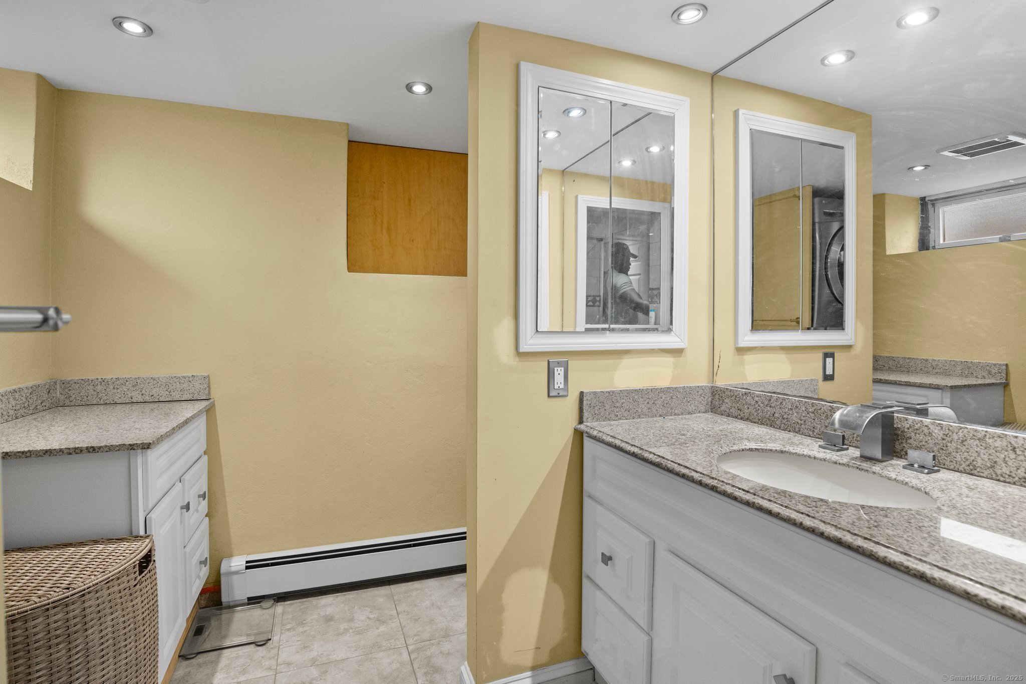 Overland Avenue, Bridgeport, Connecticut - 5 Bedrooms  
3 Bathrooms  
12 Rooms - 