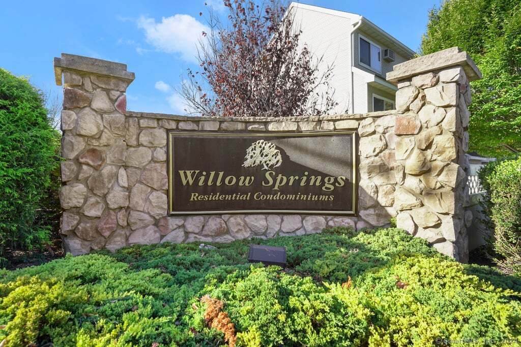 43 Willow Springs 43, New Milford, Connecticut - 2 Bedrooms  
1 Bathrooms  
4 Rooms - 