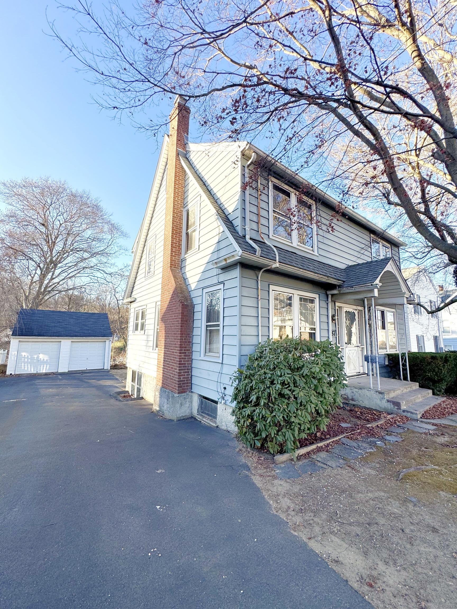 87 Long Hill Avenue, Shelton, Connecticut - 4 Bedrooms  
2 Bathrooms  
8 Rooms - 