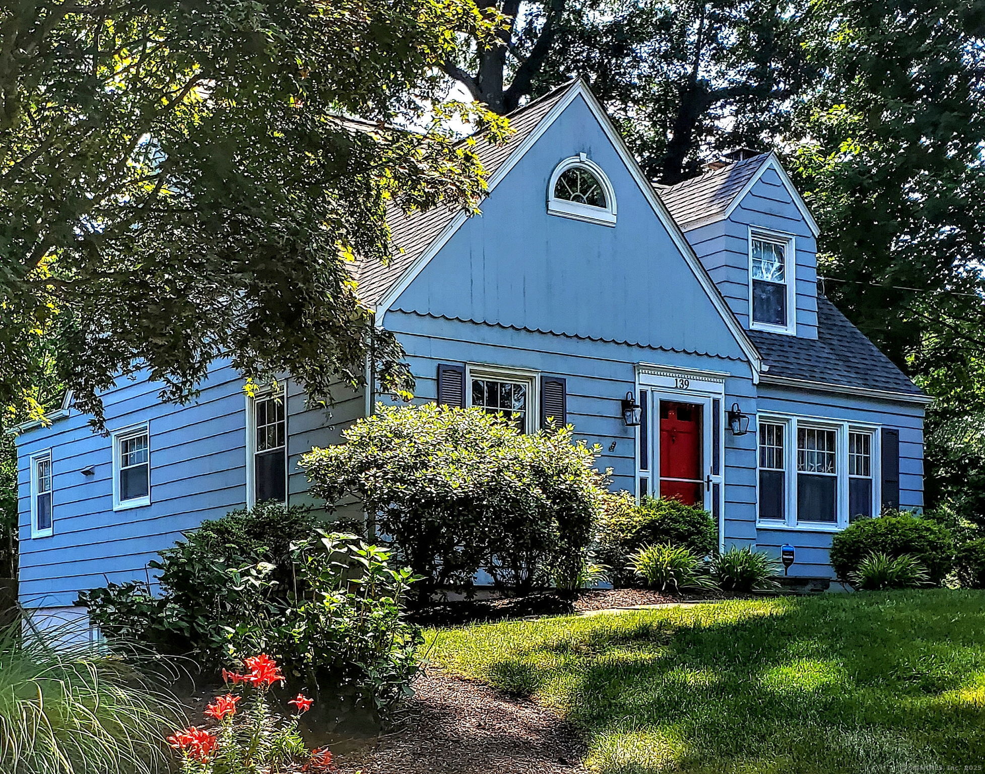 Blackhouse Road, Trumbull, Connecticut - 2 Bedrooms  
2 Bathrooms  
8 Rooms - 