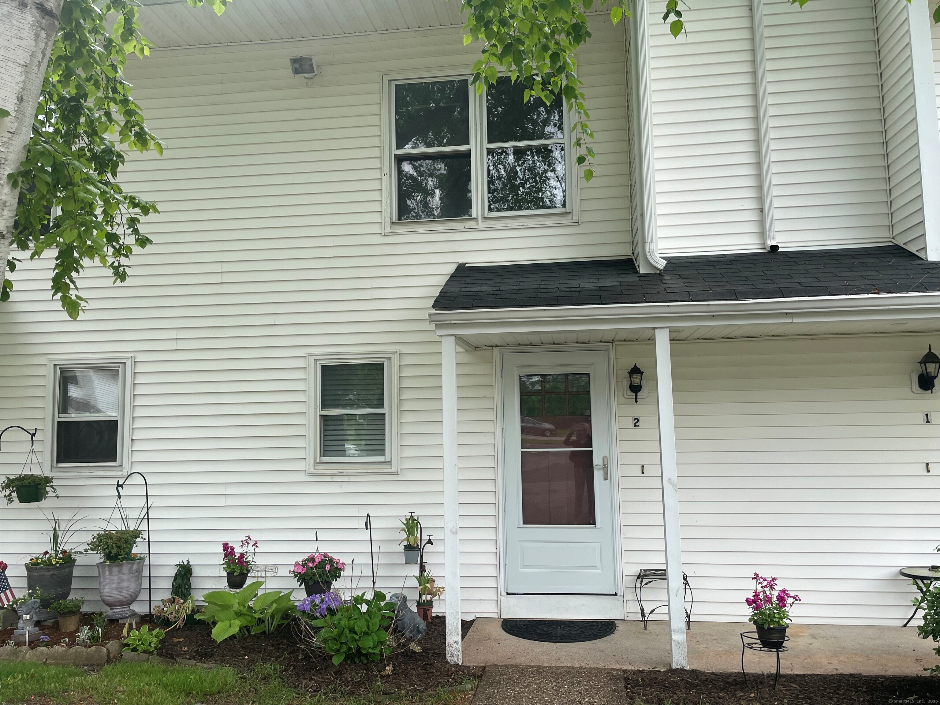 Sherbrook Street A2, Bristol, Connecticut - 2 Bedrooms  
2 Bathrooms  
5 Rooms - 