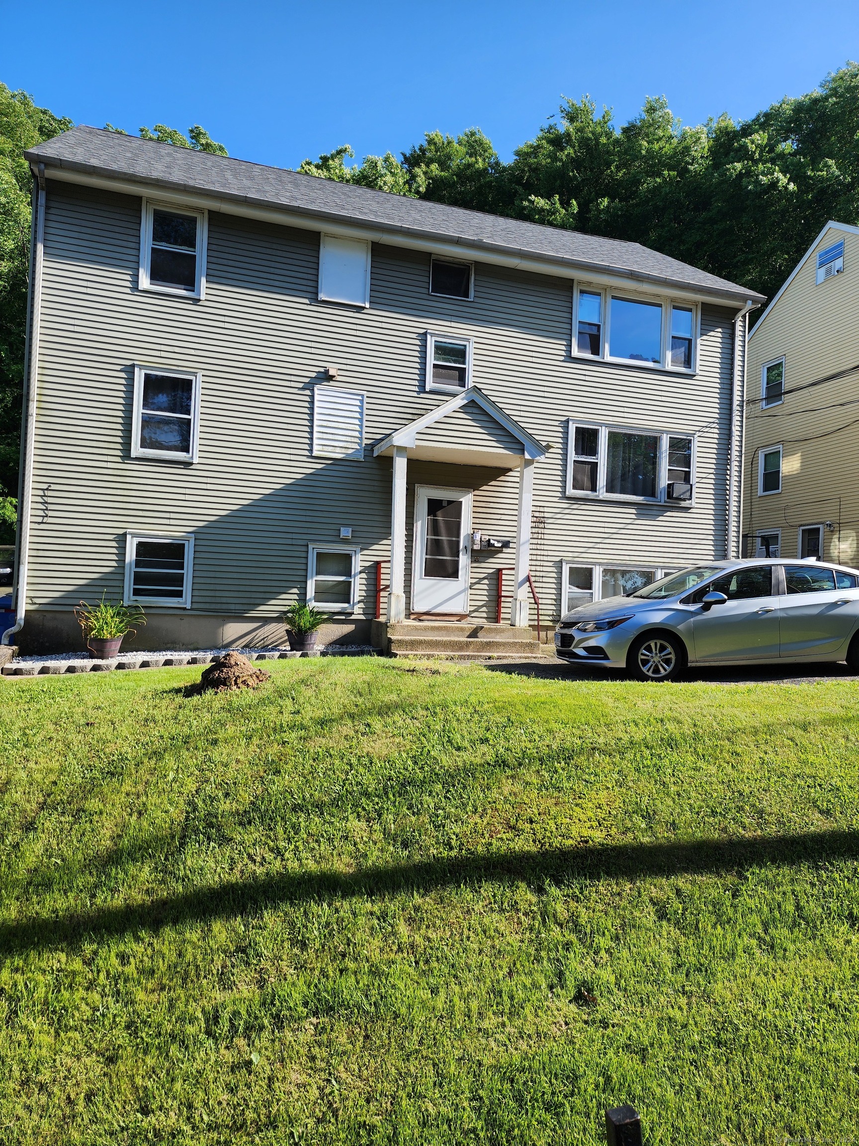 Property for Sale at 17 Sunrise Terrace 2nd Floor, Bristol, Connecticut - Bedrooms: 3 
Bathrooms: 1 
Rooms: 5  - $2,100