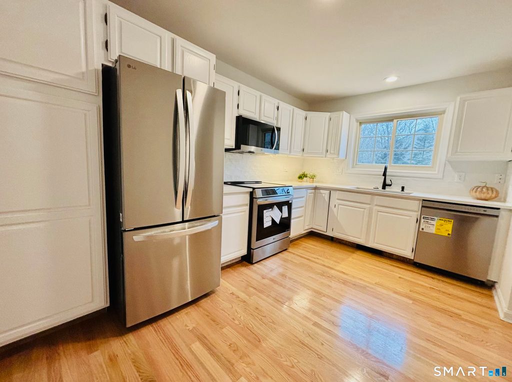 Photo of 26 Darling Crossing, Norwich, CT 06360 (MLS # 24149827)