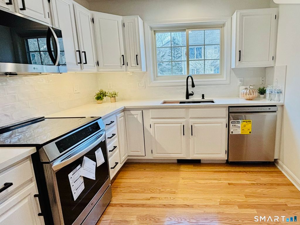 Photo of 26 Darling Crossing, Norwich, CT 06360 (MLS # 24149827)