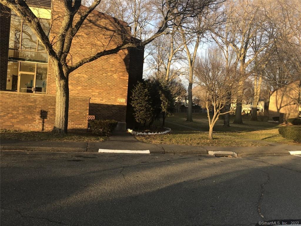 Henry Avenue 22K, Stratford, Connecticut - 1 Bedrooms  
1 Bathrooms  
4 Rooms - 