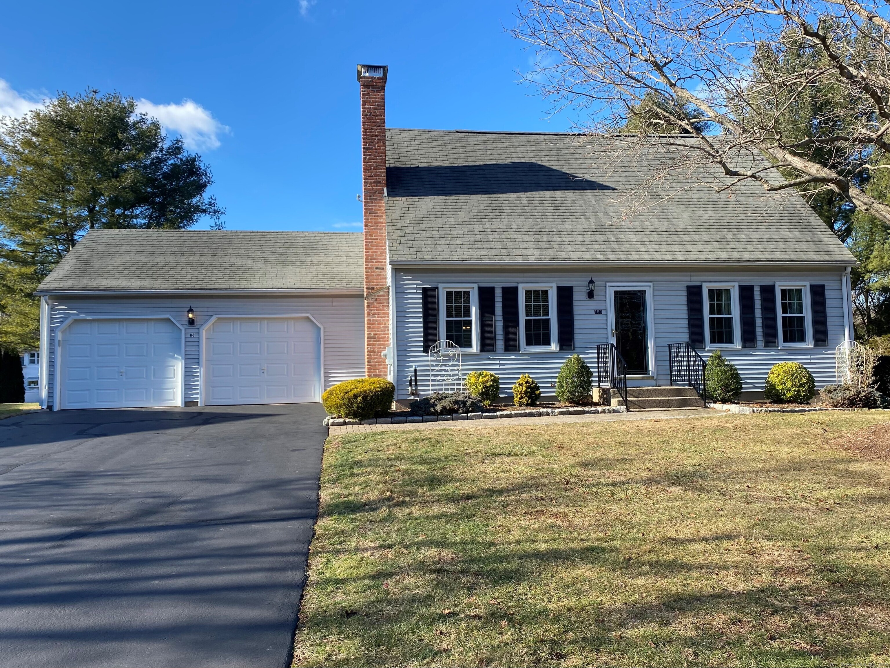 160 Round Hill Road, Cheshire, Connecticut - 3 Bedrooms  
2 Bathrooms  
9 Rooms - 