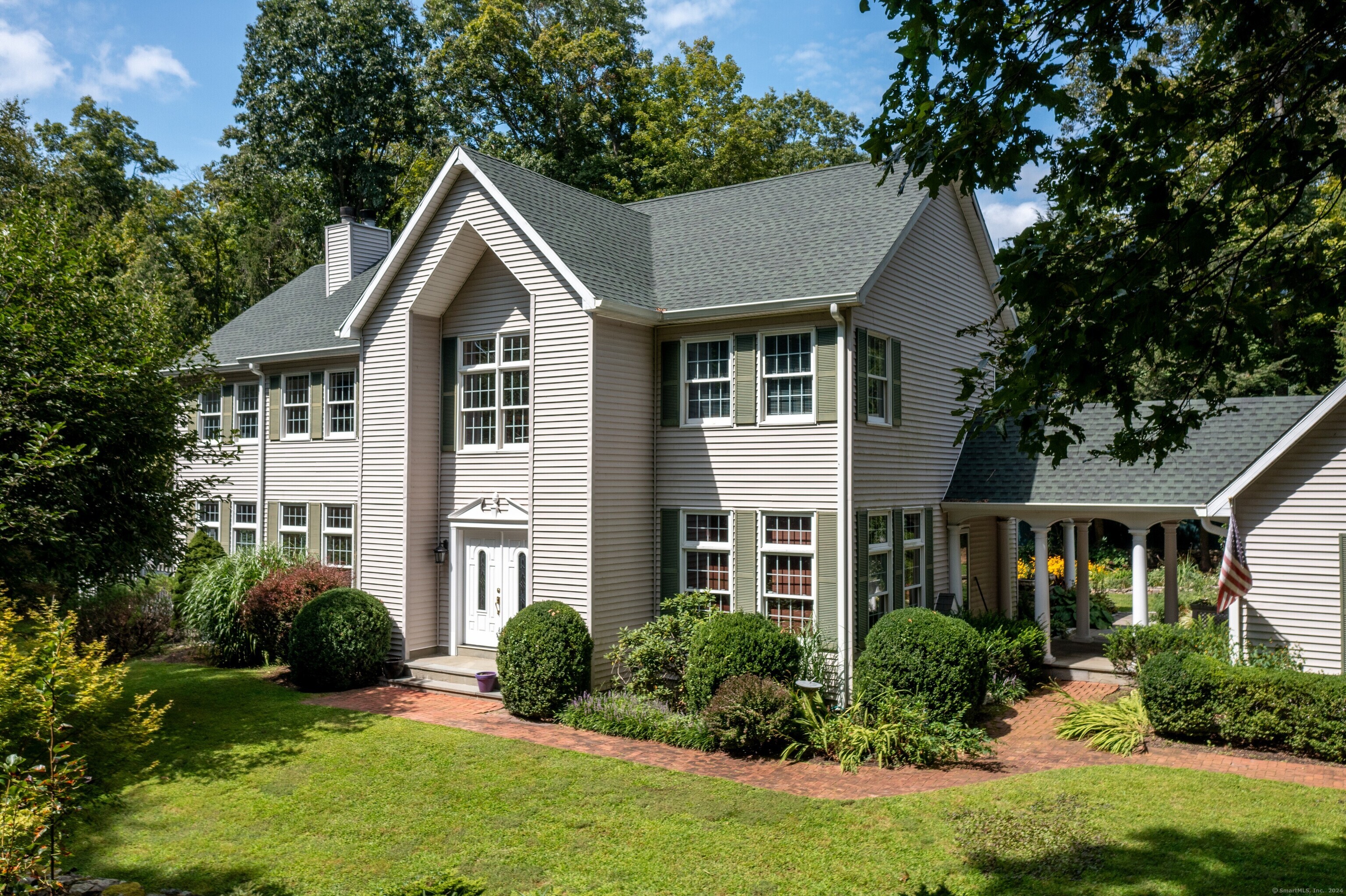 Woodbine Road, Stamford, Connecticut - 4 Bedrooms  
4 Bathrooms  
11 Rooms - 