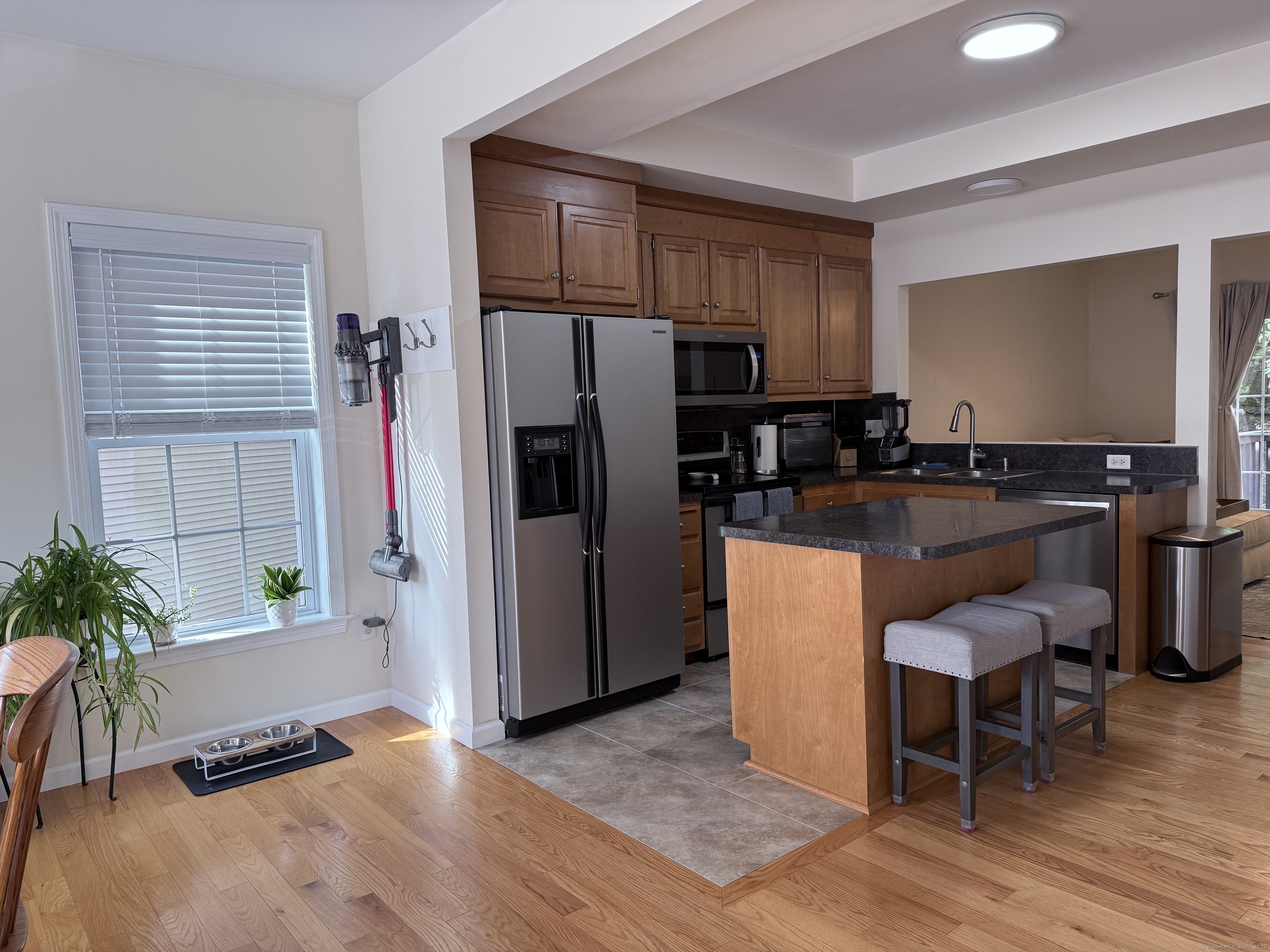 Meriden, Connecticut 06451, United States, 2 Bedrooms Bedrooms, ,3 BathroomsBathrooms,Residential,Active,240539