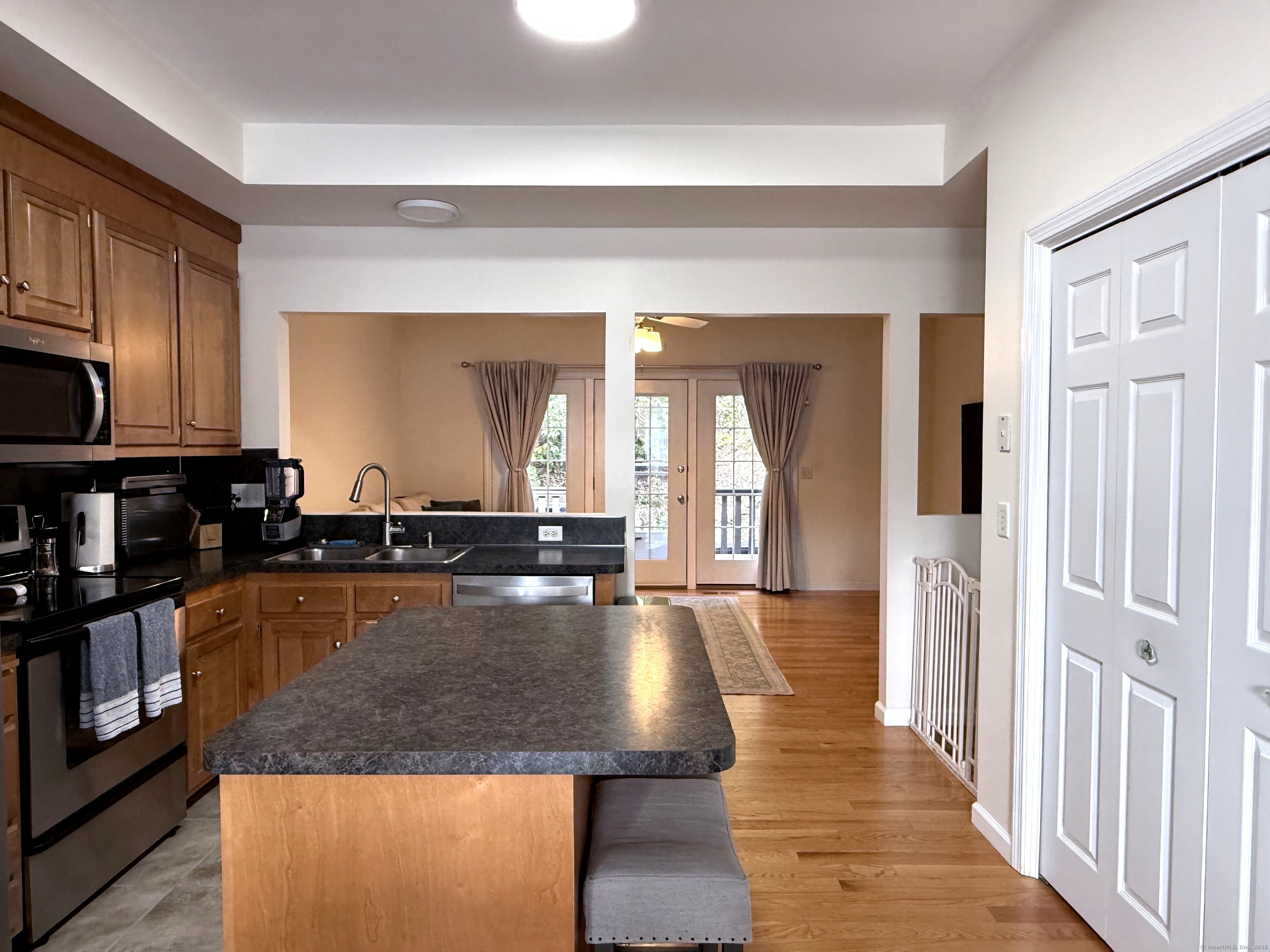 Meriden, Connecticut 06451, United States, 2 Bedrooms Bedrooms, ,3 BathroomsBathrooms,Residential,Active,240539