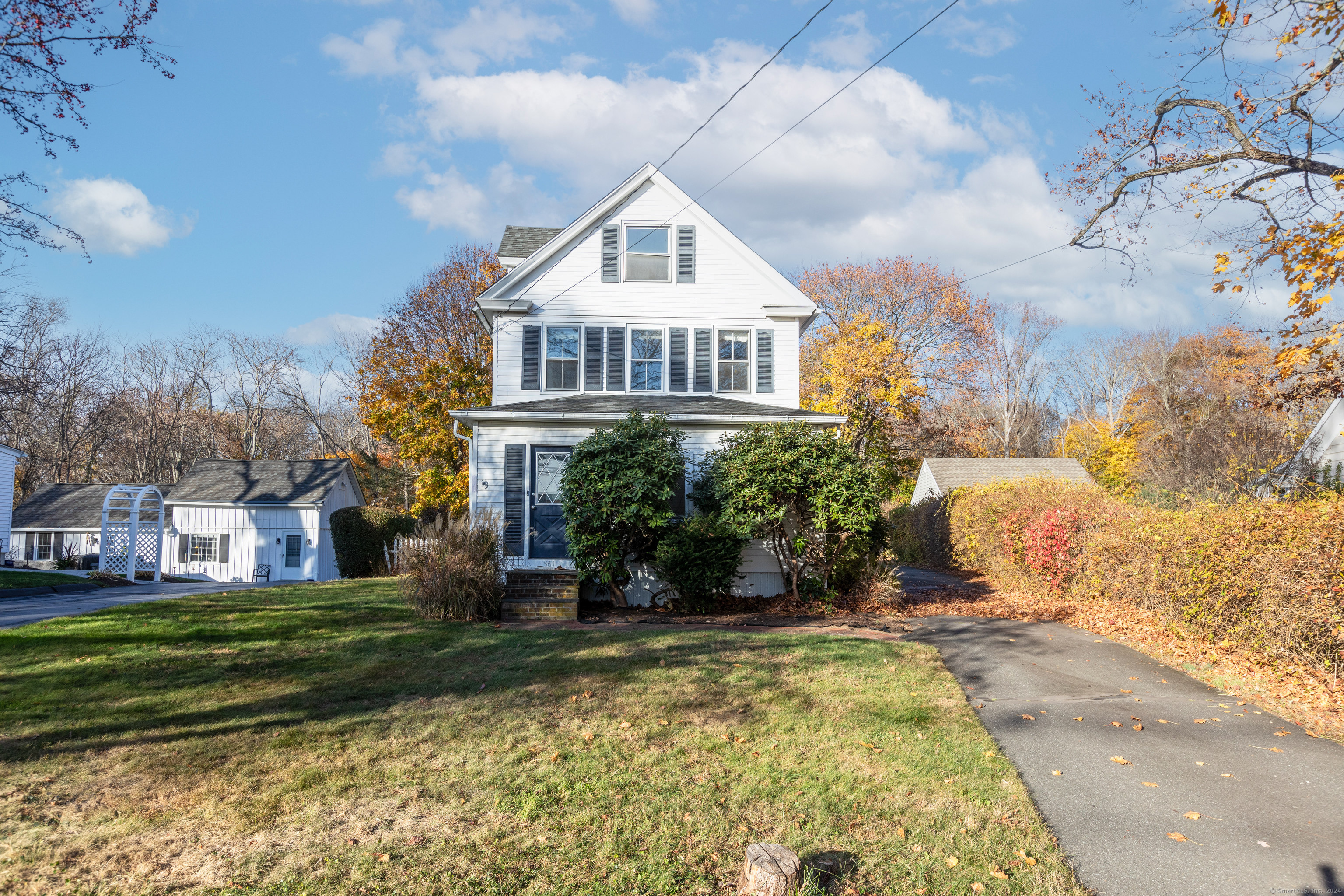 961 Boston Post Road, Madison, Connecticut - 4 Bedrooms  
2 Bathrooms  
6 Rooms - 